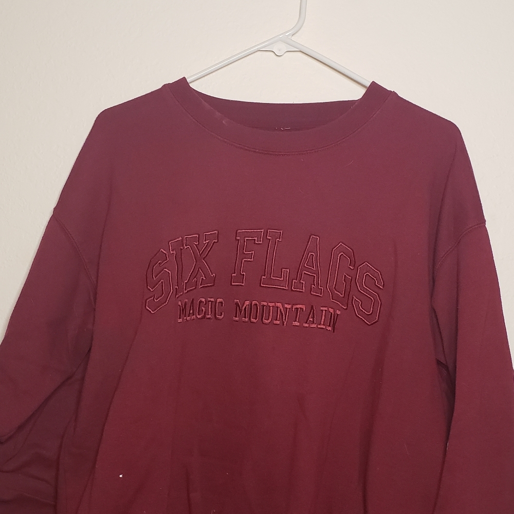 six flags crew neck
